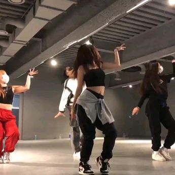 Lisa Shake Dance, Group Dance Videos, Dance Aesthetic Hip Hop, Types Of Dance, Dance Hip Hop, Contemporary Dance Videos, Dancing Videos, Dance Playlist, Dance Dreams