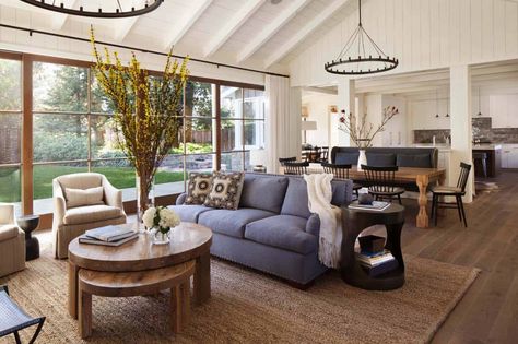 Rustic-chic farmhouse style dwelling in Northern California Lake House Interior Design, Coin Banquette, Lake House Interior, Furnitur Ruang Keluarga, Rustic Farmhouse Living Room, Farmhouse Style Living Room, Modern Farmhouse Living, Living Room Decor Rustic, Modern Farmhouse Living Room