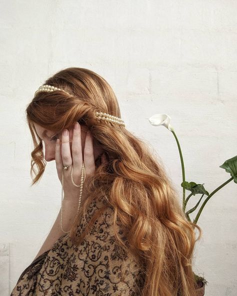 amira sandt on Instagram: “Me and my lovely callalily, forever pretending to be a Pre-Raphaelite heroine✨ . . . . #preraphaelite #painting #preraphaeliteaesthetic…” Pre Raphaelite Hair, Preraphaelites Aesthetic, Pre Raphaelite Aesthetic, Pearl Aesthetic, Overnight Curls, Rapunzel Hair, Ethereal Aesthetic, Pre Raphaelite, Photography Aesthetic