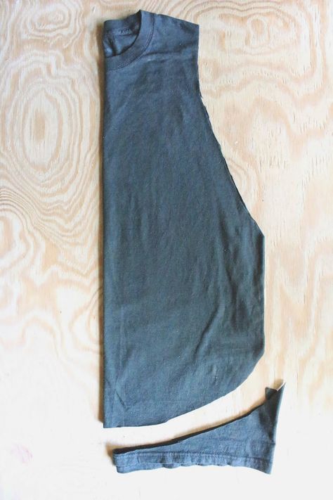 Diy Workout Shirt, Shirt Into Tank Top, Developing Film, Cut Tshirt Diy, Cut Shirt Designs, Tank Tops Diy, Diy Cut Shirts, Ropa Upcycling, Shirt Makeover