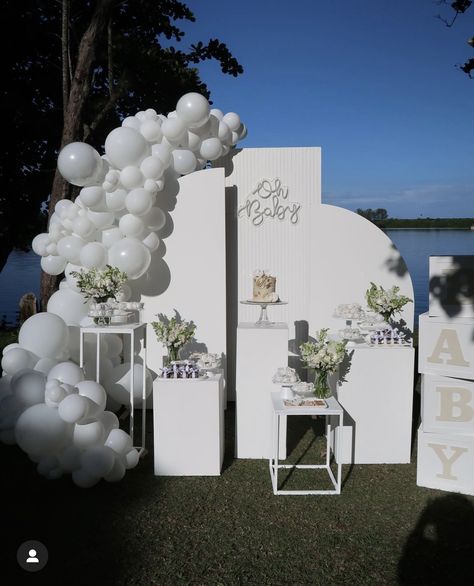 White Theme Gender Reveal Party, White Gender Reveal Decor, All White Gender Reveal Party Decor, White Themed Gender Reveal, White Gender Reveal Decorations, Black And White Gender Reveal Ideas, All White Gender Reveal Party Ideas, Modern Gender Reveal Ideas, Gender Reveal All White