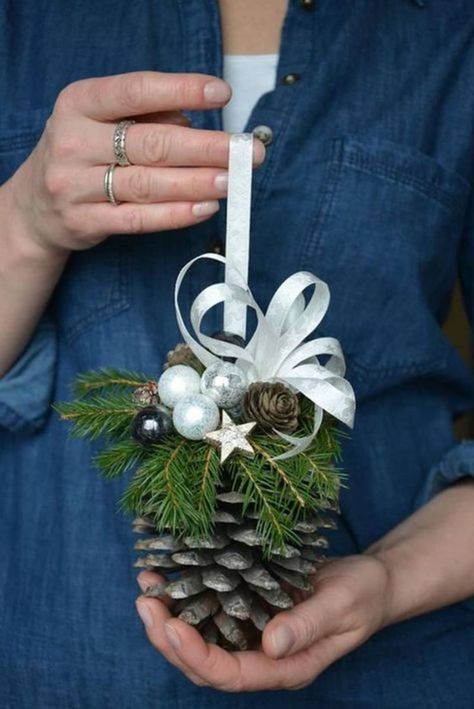 Julkransar Diy, Jul Diy, Pinecone Crafts, Pine Cone Decorations, Winter Inspired, Cones Crafts, Pine Cone Crafts, Noel Christmas, Holiday Diy