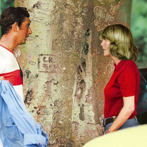 Prince Charles Talking to Camilla Parker Bowles at a Polo Match, Britain - July 1975 Prinz Charles, Prince Charles And Camilla, Magazine Vogue, Wedding Social, Camilla Parker Bowles, Polo Match, Charles And Diana, Young Prince, Lady Diana Spencer