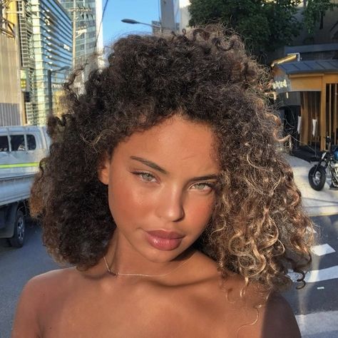 Curly Girl Hairstyles, Curly Hair Tips, Tan Skin, Curly Girl, Natural Curls, Curled Hairstyles, Pretty Face, Hair Looks, Hair Goals