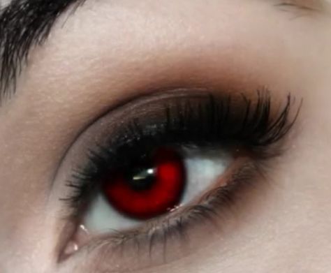 Bella Swan makeup Twilight Makeup Vampires, Twilight Vampire Makeup, Red Siren Eyes, Vampire Eyes Aesthetic, Bella Swan Makeup, Red Eyes Aesthetic, Red Eyes Vampire, Vampire Makeup Aesthetic, Vampire Eye Makeup