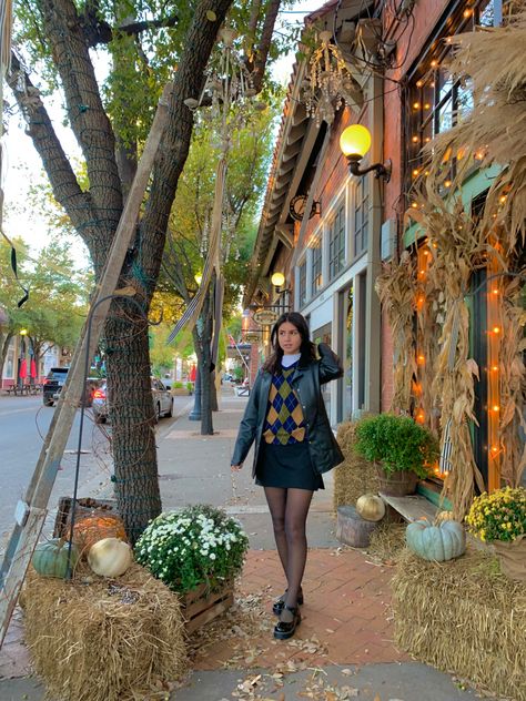 Fall City Pictures, Salem Picture Ideas, Salem Massachusetts Outfits Fall, Fall Vermont Outfit, Salem Photo Ideas, Salem Massachusetts Aesthetic Outfits, Salem Photoshoot, Vermont Photoshoot, Fall In Massachusetts Aesthetic