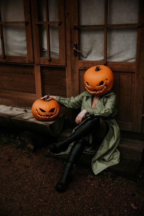 Halloween jack’o’ lantern Lantern Costume, Jack O Lantern Costume, Halloween Parejas, Halloween Couples, Lantern Head, Spooky Szn, Halloween Jack O Lanterns, Pumpkin Head, Halloween Jack