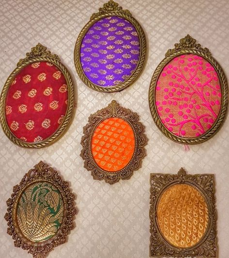 Sweet Shop Decoration Ideas, Traditional Wall Decor Ideas, Saree Wall Decor, Indian Traditional Decoration Ideas, Indian Brass Decor Ideas, Indian Traditional Decor, Indian Festival Decoration Ideas, Make Living Room Cozy, Indian Home Decor Ideas Diy Wall Hangings