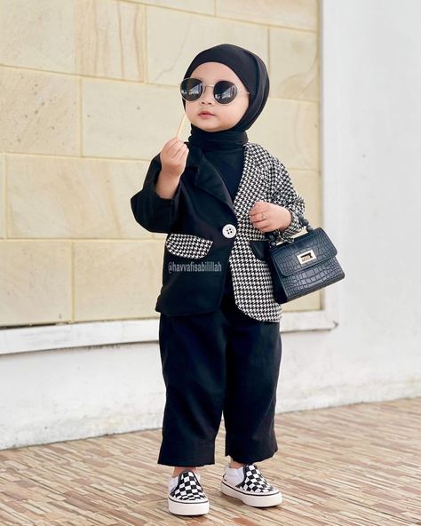 Muslim Kids Fashion, Alice Clothes, Model Kaos, Islamic Modest Fashion, Muslimah Outfit, Children Photography Poses, Kids Dress Wear, Kids Fashion Dress