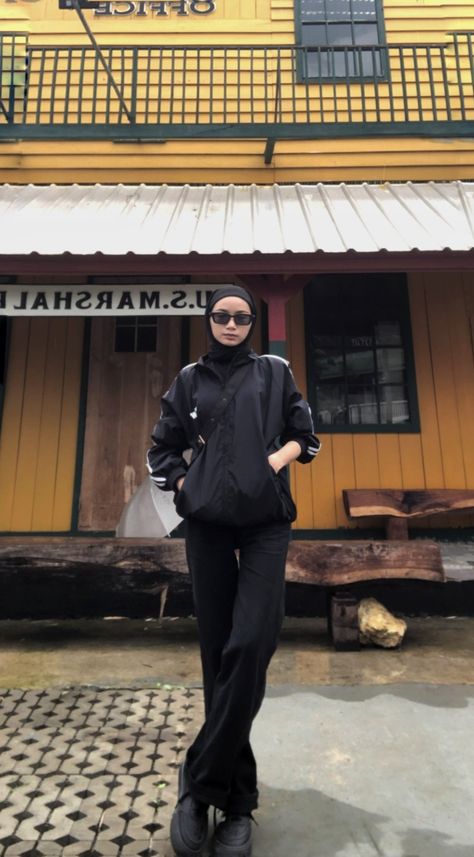 Outfit For Field Trip, Outfit Hiking Hijab, Black Outfit Hijab Casual, Nature Fits, Black Outfit Hijab, Outfit Outer, Outfit Ngampus, Stylish Outfits Casual, Outfit Hijab Casual