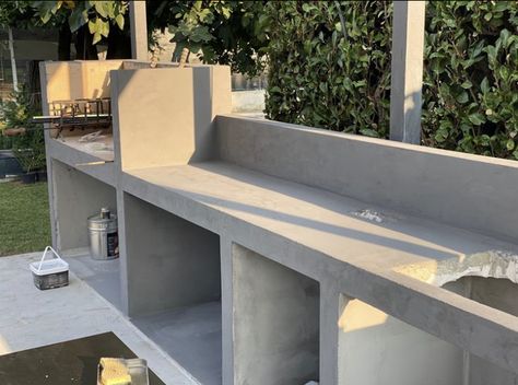 Brick Built Outside Kitchen, Concrete Barbecue Outdoor, Outdoor Concrete Kitchen, Simple Outdoor Kitchen Ideas, Concrete Kitchen Table, Concrete Bbq, Outdoor Kitchen Concrete, Concrete Outdoor Kitchen, Kitchen Concrete