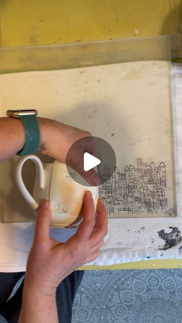 Stencil Ceramics, Drawing On Pottery, Underglaze Drawing, Screen Printing Ceramics, Underglaze Painting On Pottery, Printed Ceramics, Ceramic Videos, Screen Printing Inspiration, Mud Art