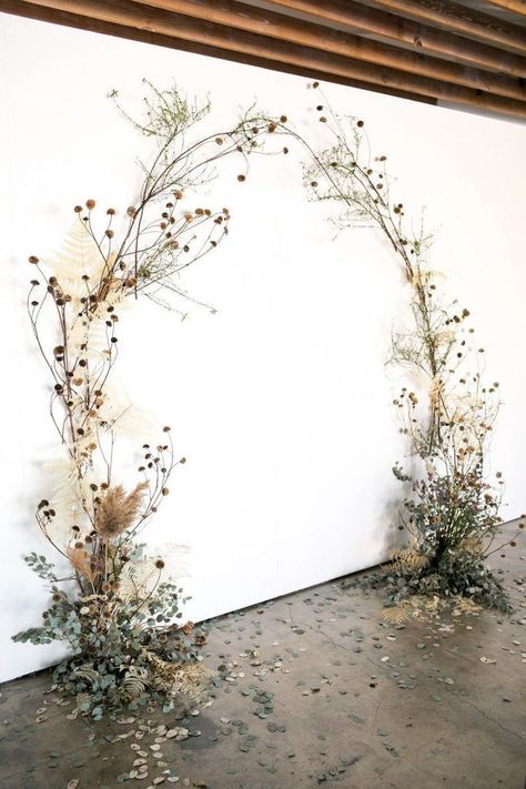 Wedding Venue Locations, Wedding Arch Rustic, Fiesta Tropical, Beautiful Wedding Decorations, Wedding Arch Flowers, Arch Flowers, Wedding Ceremony Backdrop, Flower Centerpieces Wedding, Ceremony Backdrop