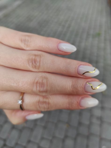 Short Nails White And Gold, White Nails With Gold Accent Nail, Milk White And Gold Nails, White Nail With Gold Design, White And Gold Design Nails, Simple Nails With Gold Accent, Milky White Nails With Gold Design, Milky Gold Nails, Milky White Gold Nails