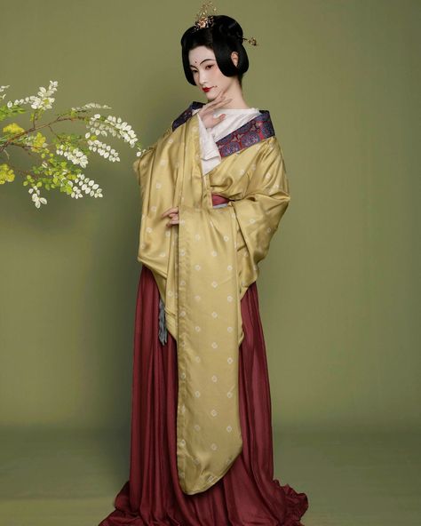 The chinese clothing of the Wei, Jin and North-South Dynasties refer to the period from the Three Kingdoms to the North-South Dynasties. The costumes of this period basically inherited the legacy of Qin and Han costumes. Men's clothes with big sleeves were popular. Until the period of the Southern Dynasties, this kind of clothes was still loved by men of all classes and became the fashion of the moment. Women's clothing inherited the legacy of the Qin and Han dynasties and improved on the tra... Qin Dynasty Clothing, Hanfu Modern, Qipao Modern, Dynasty Clothing, Modern Kimono, Three Kingdoms, Big Sleeves, Traditional Chinese Dress, Hanfu Dress