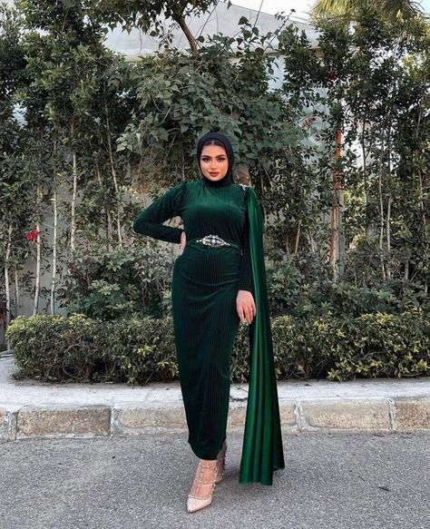 Velvet Dress Long Classy, Islamic Fashion Dresses, Classy Business Outfits, Fashion Show Dresses, Fashion Dresses Formal, Soiree Dresses, Celebrity Casual Outfits, Velvet Dress Long, Modest Fashion Hijab