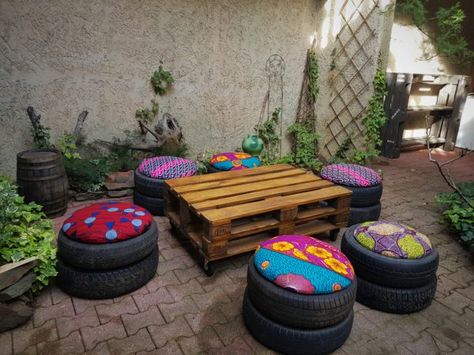 #Garden, #Patio, #Recycled Make some of these easy Tire Poufs and upcycle tires into comfortable, fun, and practical patio seating or party decor!  Tire Poufs - who knew that worn tires could be upcycled into functional and cheery seating? You only need to find some used Backyards Idea, Upcycle Tires, Kursi Ban, Design Per Patio, Tire Furniture, Tire Garden, Outdoor Living Space Design, Spool Tables, Cable Spool