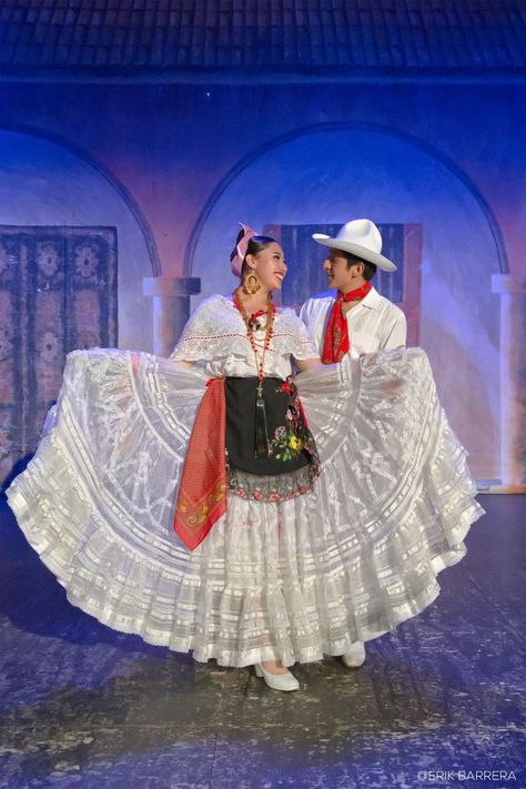 Ballet Folklorico, Hello Kitty Jewelry, Street Wear Outfits, Mexican Heritage, Pretty Quinceanera Dresses, Mexican Dresses, Traditional Clothes, Mexican Culture, Fantasy Clothing