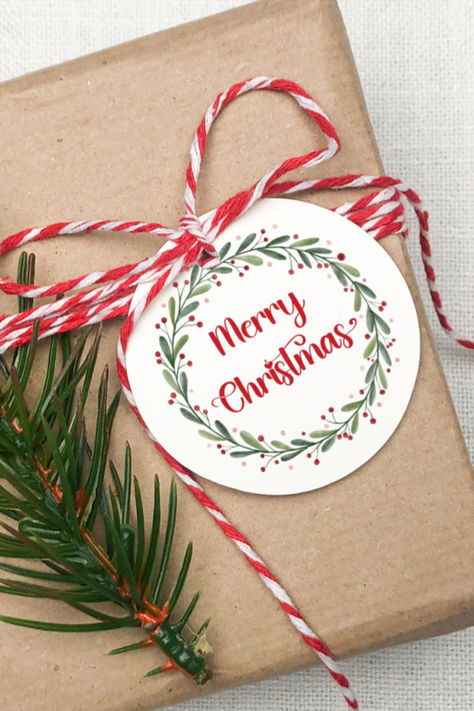 Holiday Wreath Free Printable Merry Christmas Gift Tags in Red and Green Merry Christmas Tags Printable Free, Christmas Gift Tags Cricut, Design Home Ideas Decorating, Gift Tag Template Free Printable, Merry Christmas Printable Tags, Free Holiday Gift Tags, Gift Tag Template Free, Free Christmas Tags, Free Christmas Tags Printable