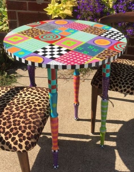 Diy Round Table Top Ideas, Diy Painted Table Top Ideas, Whimsical Furniture Painting Ideas, Painting Table Ideas, Diy Table Painting Ideas, Funky Painted Table, Painted Tables Ideas, Table Painting Ideas Colorful, Desk Painting Ideas Creative