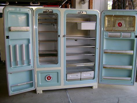 1956 Kelvinator Foodarama! House Appliances, Retro Kitchen Appliances, Vintage Kitchen Appliances, Beds Diy, Vintage Refrigerator, Old Refrigerator, Kitchen Retro, Retro Appliances, Vintage Decorating