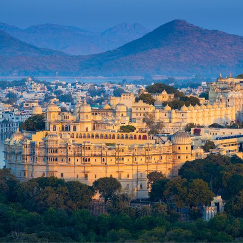 Udaipur City Palace, Delhi Taj Mahal, City Palace Udaipur, India Vacation, Culture Of India, Rajasthan Tour, Vacation Budget, Udaipur India, India Holidays