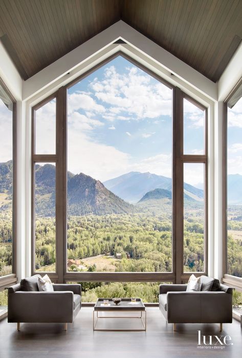 A log-and-timber home in Aspen is remade to showcase bold taste, big mountains and brilliant art. Mountain Dream Homes, Aspen House, Home Improvement Loans, Window Grill Design, Modern Mountain, Mountain Modern, Timber House, Luxe Interiors, Williams Sonoma Home