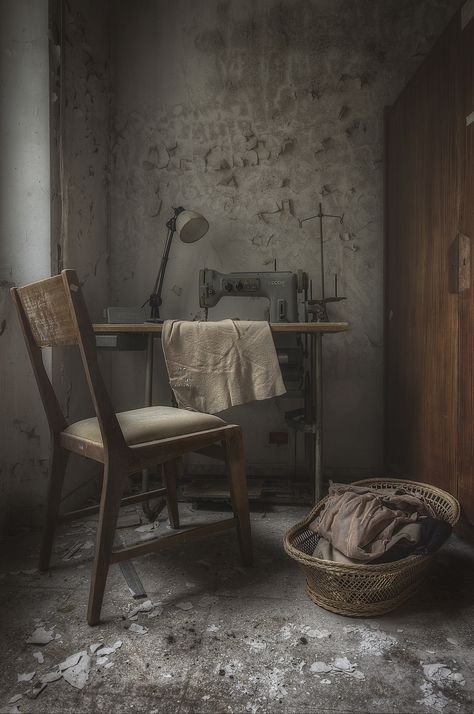 Old Abandoned Buildings, Abandoned House, Chair Table, Old Room, Abandoned Mansions, Abandoned Buildings, Back To Nature, Blender 3d, Old Buildings