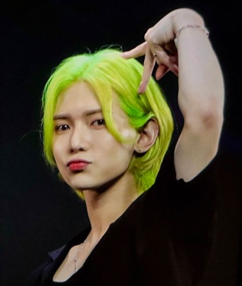 Yeosang Blonde, Yeosang Green Hair, Yeosang Green, Blonde Hair Aesthetic, Neon Green Hair, Ateez Kang Yeosang, Ateez Yeosang, Neon Hair, Kang Yeosang