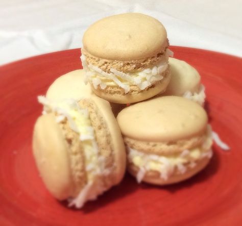 Piña Colada macarons (Italian style) These macarons have a light touch of coconut in the shells and the filling has sweet pineapple studded through it, with distinct coconut and rum flavours that a… Macaron Filling, Macaroon Recipes, Macaron Recipe, Types Of Cakes, Light Touch, Shredded Coconut, Pina Colada, Cookie Desserts, Macaroons