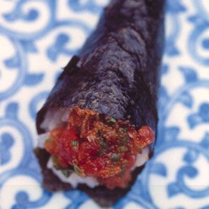 Spicy #Tuna Hand Roll. I really want to try to make these! #sushi #pescatarian Spicy Tuna Hand Roll Recipe, Hand Roll Recipe, Tuna Hand Roll, Finger Food Recipes, Chile Sauce, Sushi Party, Spicy Tuna, Japanese Rice, Sushi Recipes