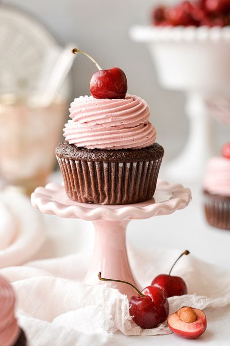 Chocolate Covered Cherry Cupcakes, Dainty Cakes, Cherry Cupcakes Recipes, Cherry Buttercream, Chocolate Cherry Cupcakes, Cupcake Photography, Peach Upside Down Cake, Dark Chocolate Cupcakes, Cherry Cupcakes