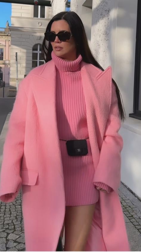 Soft Pink Winter Outfit, All Pink Outfit Winter, Winter Barbie Outfits, Total Pink Outfit, Pink Work Outfit, Pink Brunch Outfit, Pink Winter Outfits, Pink Look, Outfit Elegantes