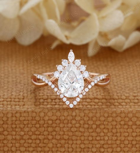 Unique Pear shaped engagement ring Vintage  Rose gold moissanite ring diamond engagement ring women wedding Bridal Promise Anniversary gift ITEM DESCRIPTION: Center stone: Pear shaped Moissanite  Size: 6*8mm Shaped: Pear shaped Side stone: 0.22ct moissanite diamond Color/Clarity: E-F,SI1-VS Or moissanite :0.22ct Width of band: 1.6mm Thickness of band: 1.2mm Total weight: 2.8g Materials (can select from drop-down menu): 14K Solid gold/ 18K Solid gold ( Rose gold, Yellow gold, White gold) Size: al Wedding Ring Pear Shape Set, Aries Engagement Ring, Whimsical Pear Engagement Ring, Tear Drop Gold Engagement Ring, Unique Bridal Sets Rings, Unique Engagement Rings Pear Shape, Wedding Rings Layered, Promise Ring Rose Gold, Rose Gold Unique Engagement Ring