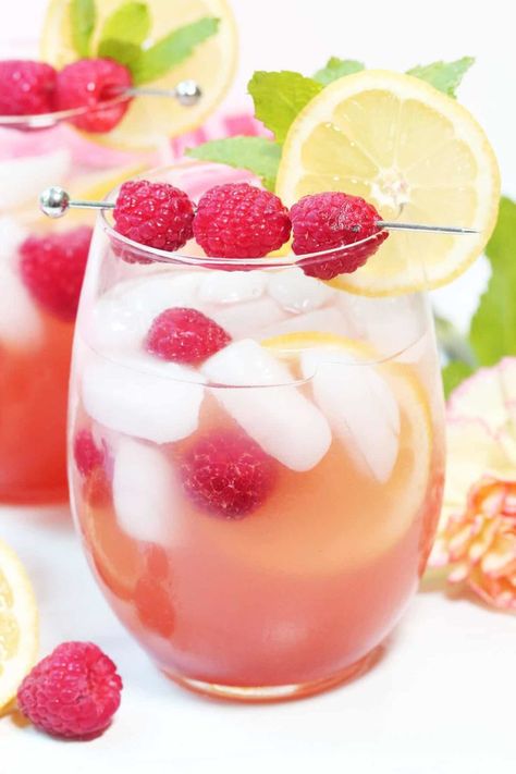 21 Easy Chambord Cocktails (4 ingredients or less!) Pink Lemonade Cocktail, Chambord Drinks, Chambord Recipes, Chambord Cocktails, Classic Margarita Recipe, Brandy Cocktails, Lemonade Cocktail, Peach Puree, Liqueurs Recipes