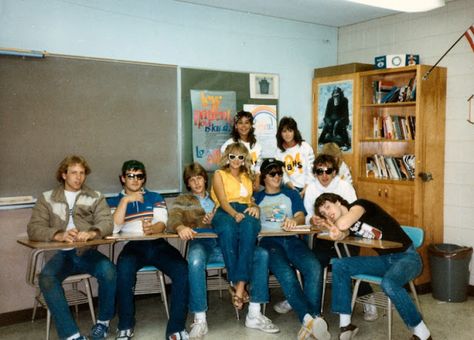 vintage everyday: Snapshots of Teenagers in the 1980s 80s High School, Weird Nostalgia, 80s Life, 1980s Looks, 1980s Aesthetic, 80’s Aesthetic, 80s Photos, Atari 2600, Valley Girls