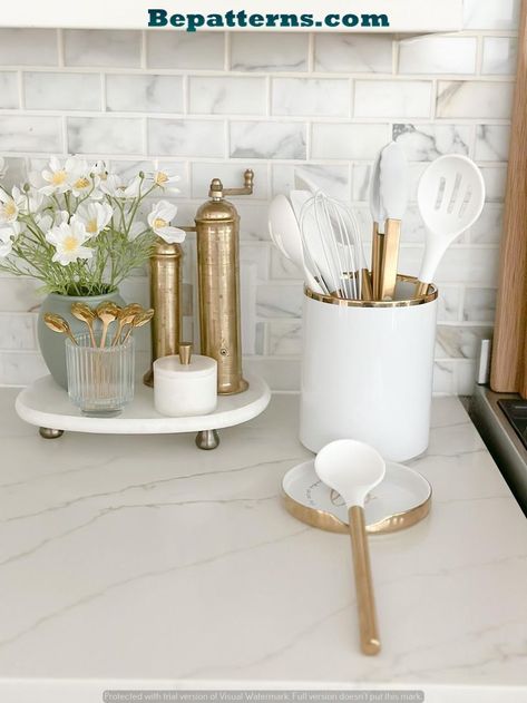 Gold Accents Kitchen Decor, Kitchen Utensils On Counter, Home Decor Ideas White And Gold, Kitchen Ideas Gold Accents, Gold And Wood Kitchen Decor, White And Gold Home Aesthetic, Kitchen Gold Accessories, Gold White Kitchen Decor, White And Gold Kitchen Utensils