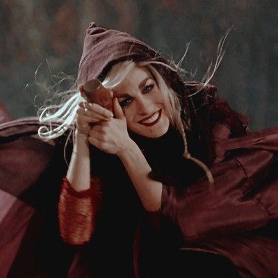 Sarah Sanderson Pfp, Sarah Sanderson Wallpaper, Sarah Sanderson Hocus Pocus, Hermanas Sanderson, Hocus Pocus 1993, Hocus Pocus Movie, Sarah Anderson, Sarah Sanderson, Sanderson Sisters Hocus Pocus