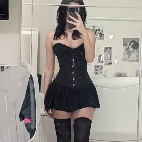 Thigh Highs Outfit, Thigh Highs And Skirt, Thigh High Outfits, Outfit With Corset, Fishnet Outfit, Gothic Mode, Corset Outfits, Black Skirt Outfits, Corset Outfit