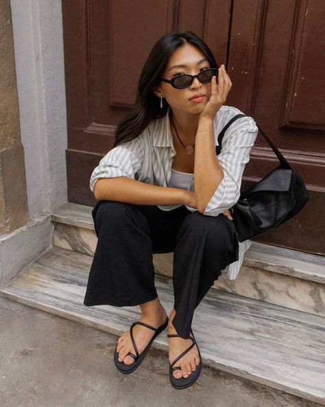 Flat Sandals Street Style, Capsule Style, Slippers Outfit, Summer In The City, Easy Chic, Chic Sandals, Outfit Formulas, Minimal Outfit, Summer Chic