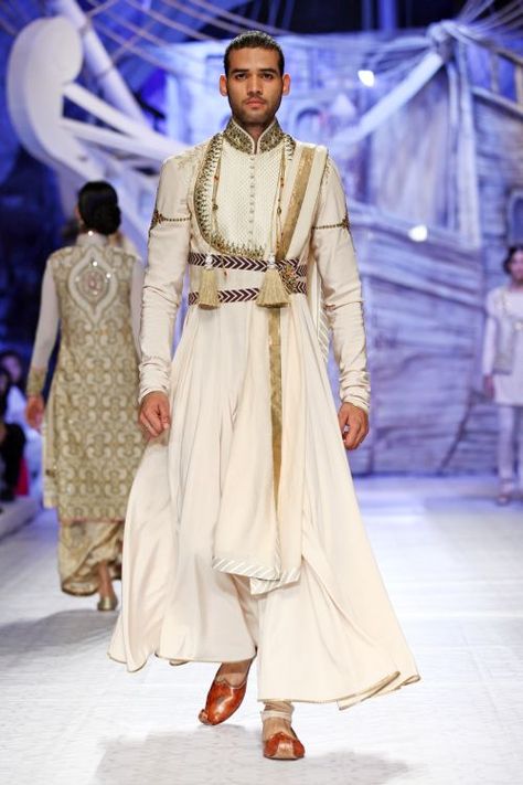 Indian Fashion For Men, Male Indian Fashion, India Fashion Men, भारतीय इतिहास, Jj Valaya, Wedding Outfit Men, Indian Men Fashion, Fashion Week 2018, Groom Wear