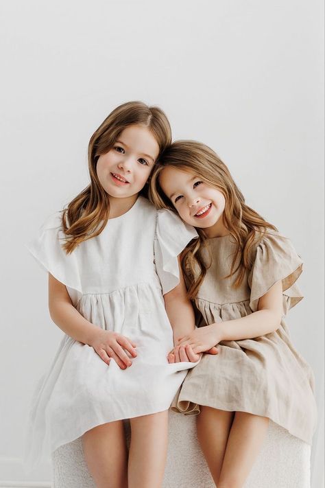 Toddler Siblings Photoshoot, Sisters Photoshoot Poses Kids, Little Sister Photoshoot, Cute Sibling Pictures, Sibling Poses Photography, 3 Siblings Photography Poses, Siblings Photoshoot Ideas, Sibling Photoshoot Ideas, Toddler Photography Poses