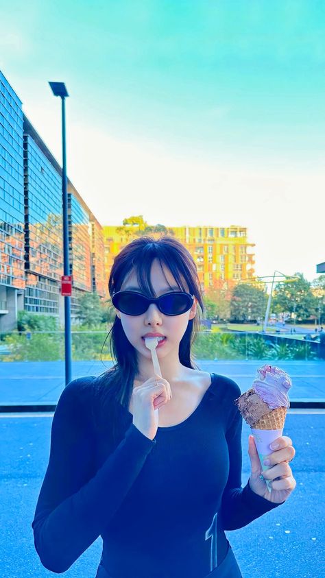 Nayeon Twice Wallpaper, Wallpaper Nayeon, Ice Cream Cute, Twice Wallpaper, Iphone Dynamic Wallpaper, Cute Icon, Snapchat Story, Grand Central Terminal, 사진 촬영 포즈