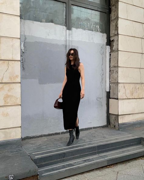 Pointy Boots Outfit, Agent Outfit, Feminine Style Casual, Real Estate Agent Outfits, Luxury Photoshoot, Inspo Looks, Black Dress Aesthetic, Fashion Inspo Outfits Minimal Chic, Vlog Aesthetic