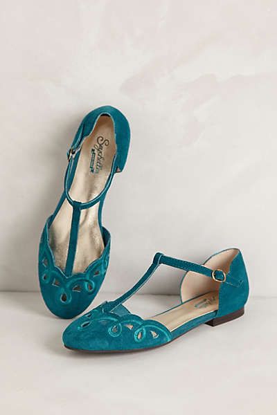 t-strapped scalloped teal flats. Classy touch to an outfit with a pop of color Turquoise Shoes, Chic Chic, T Strap Flats, Pretty Shoes, T Strap, Shoe Style, Blue Shoes, Beautiful Shoes, Cute Shoes