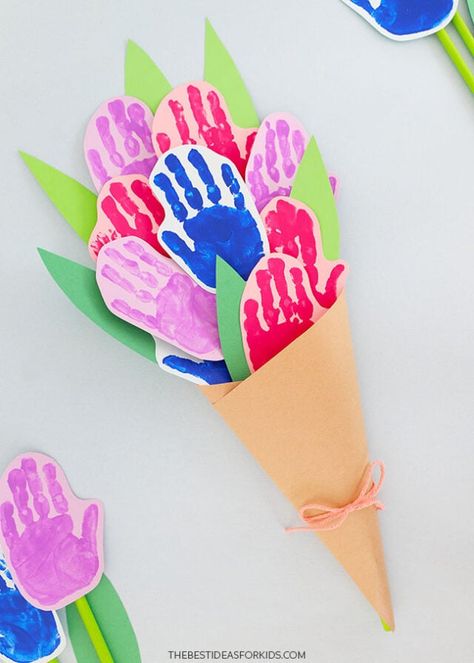 Handprint Flower Bouquet for Mother's Day Handprint Flower Bouquet, Handprint Flower Craft, Handprint Flower, Mothers Day Crafts Preschool, Hand Print Flowers, Easy Mother's Day Crafts, Diy Mother's Day Crafts, Mother's Day Activities, K Crafts