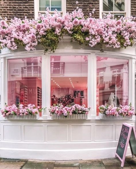 Fleur Aesthetic, Flower Shop Decor, Flower Shop Design, Bakery Design Interior, Deco Studio, Cafe Shop Design, Beauty Salon Decor, Flower Boutique, Cute Cafe