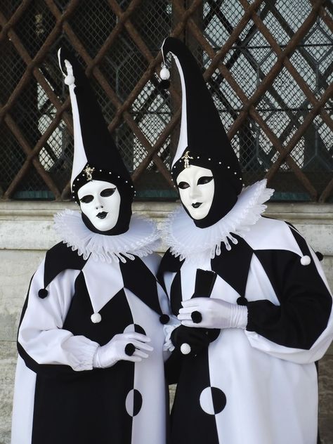 Jester Black And White, Black And White Circus Costume, White Mask Aesthetic, Black And White Costumes, Black And White Carnival, Jester Puppet, Carnaval Mask, Circus Performance, Harlequin Mask