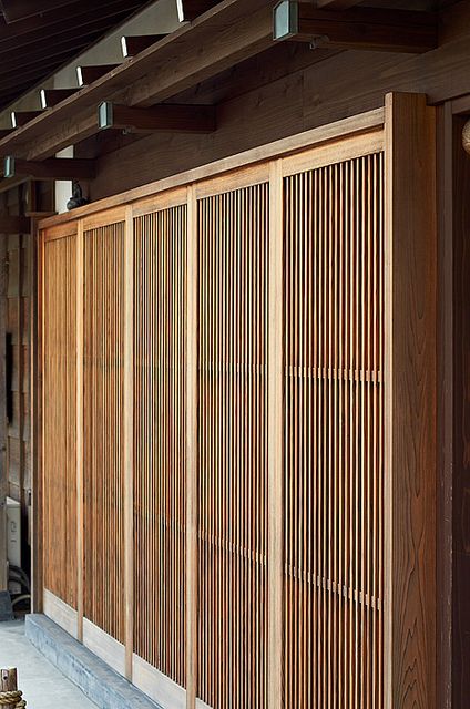 Japanese Front Door, Geek Bedroom, Japanese Sliding Doors, Ideas Armario, Sliding Door Design, Sliding Doors Interior, Tiny Bathrooms, Japanese Interior, Interior Barn Doors