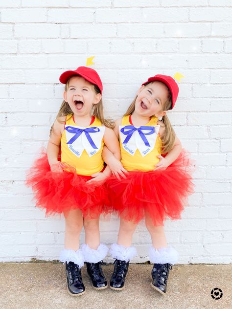 Halloween costumes. DIY costumes. Kid costumes. Twin costumes. DIY Halloween. Tweedle Dee tweedle Dum. No sew costume. Twin Girl Costumes, Halloween Kids Costumes, Matching Family Halloween Costumes, Tweedle Dee Tweedle Dum, Halloween Diy Kids, Twin Costumes, Twin Girl, Twin Halloween, Tweedle Dum